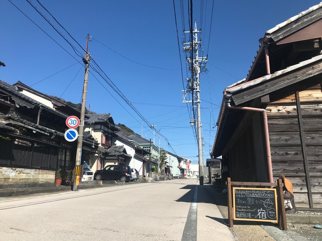 東海道の町並みと看板