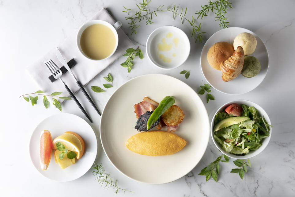 【朝食】地元の新鮮卵を使ったオムレツ/ベーコン/ソーセージ/手羽先(モレ風味)/ハッシュドポテト