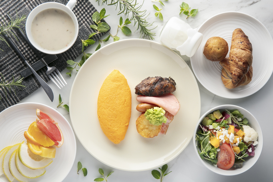 【朝食】地元の新鮮卵を使ったオムレツとハム、ソーセージをメインとした洋食プレート
