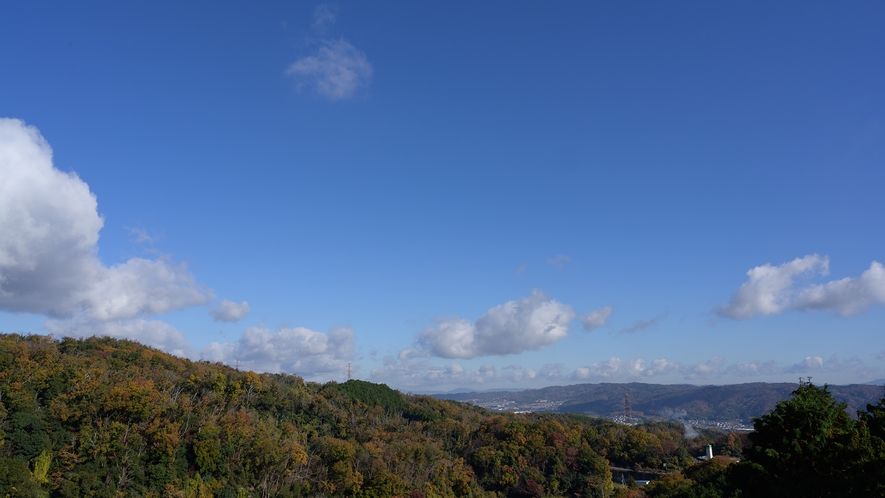 *当館（テラス）からの景観。眼下に広がる信貴山の眺望を楽しめます。