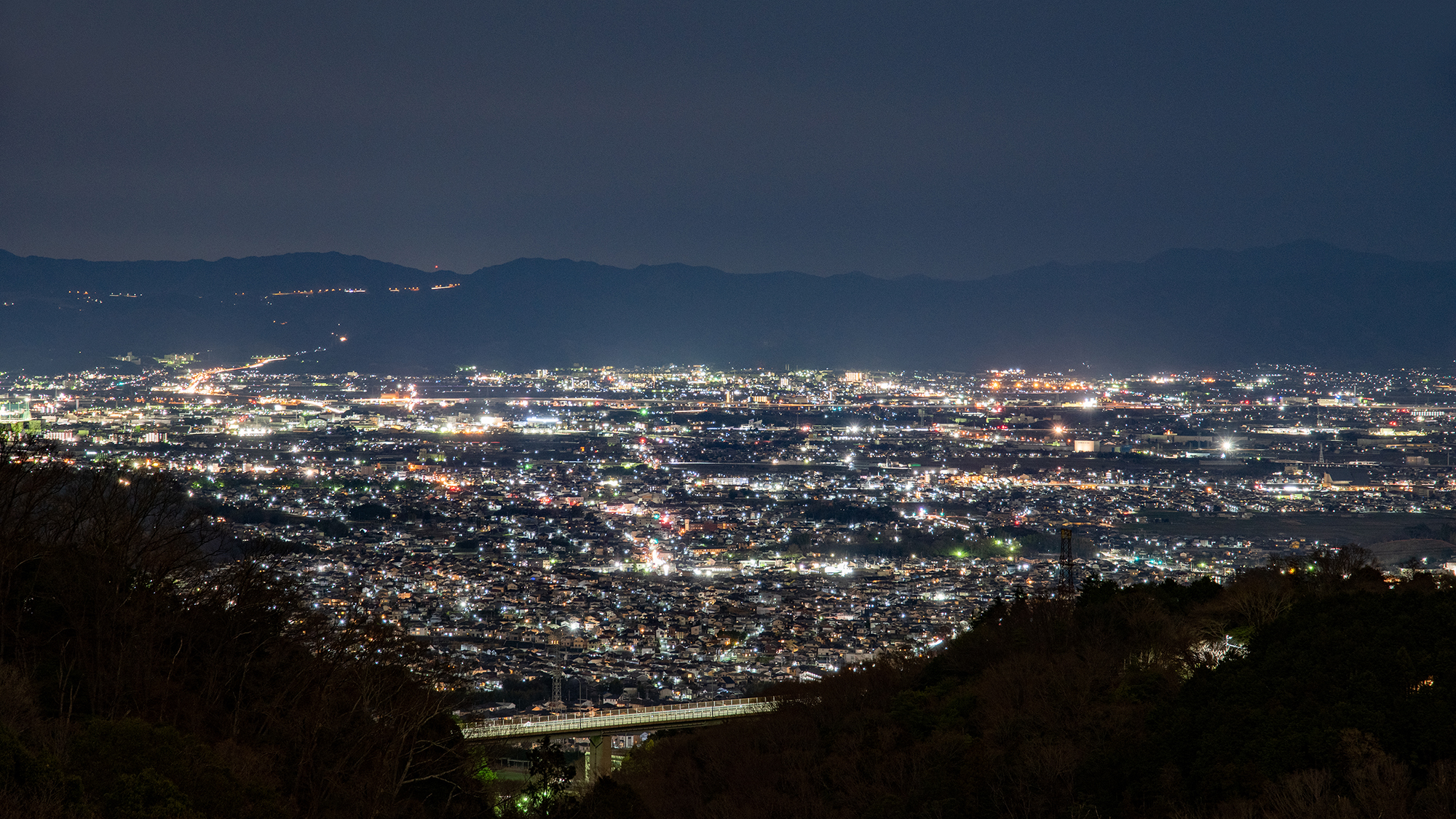 *【朝護孫子寺】本堂からの夜景。大和盆地が一望できます。