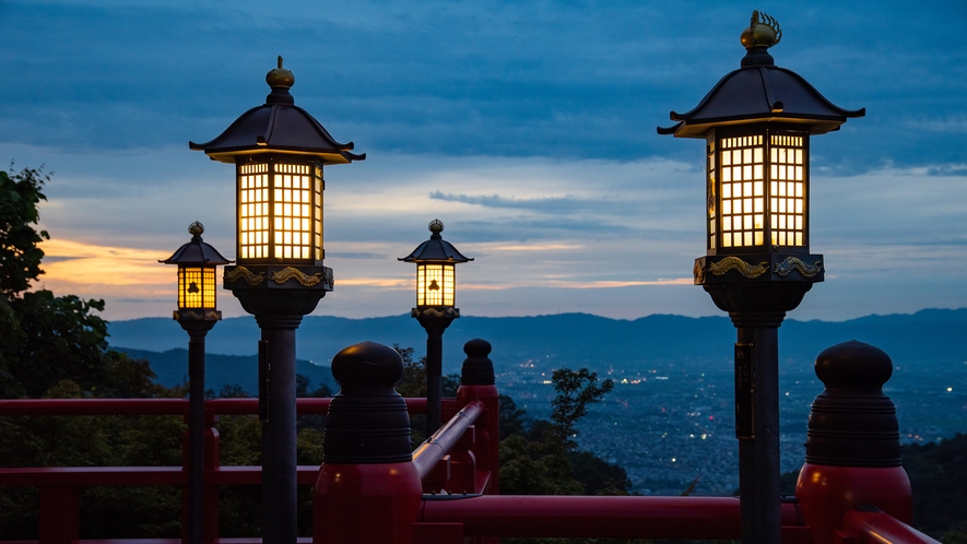 *【朝護孫子寺】朝の本堂からの景色。天気がよければご来光を拝むことができます。