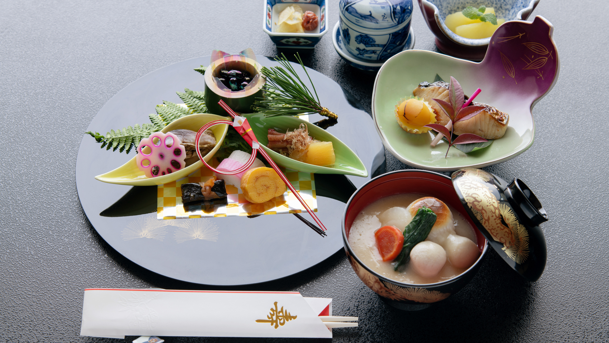 *【年始用朝食】年末年始プランでは、お祝い膳とお雑煮の朝食となります。