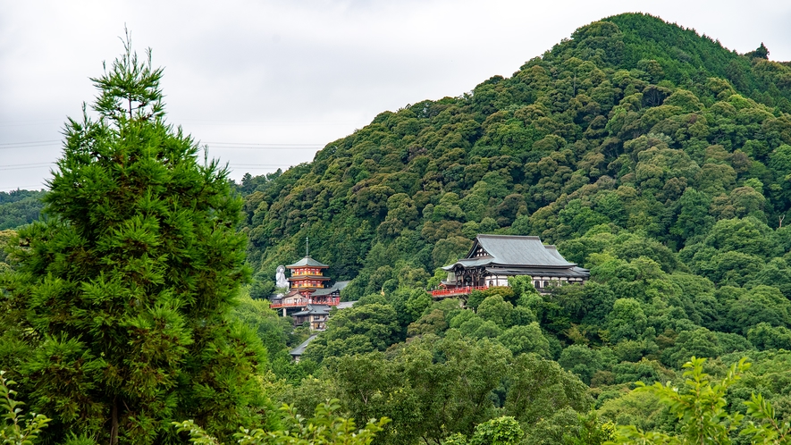 *【テラス】テラスからは朝護孫子寺を望むことができます