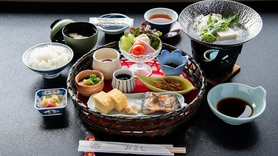 *【朝食（一例）】盛りかごに5種類の器が入った可愛い「華御膳」をご用意