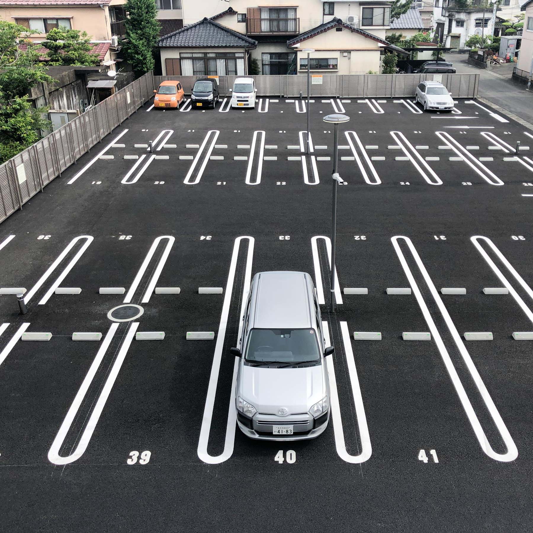 駐車場は当館敷地内にございます