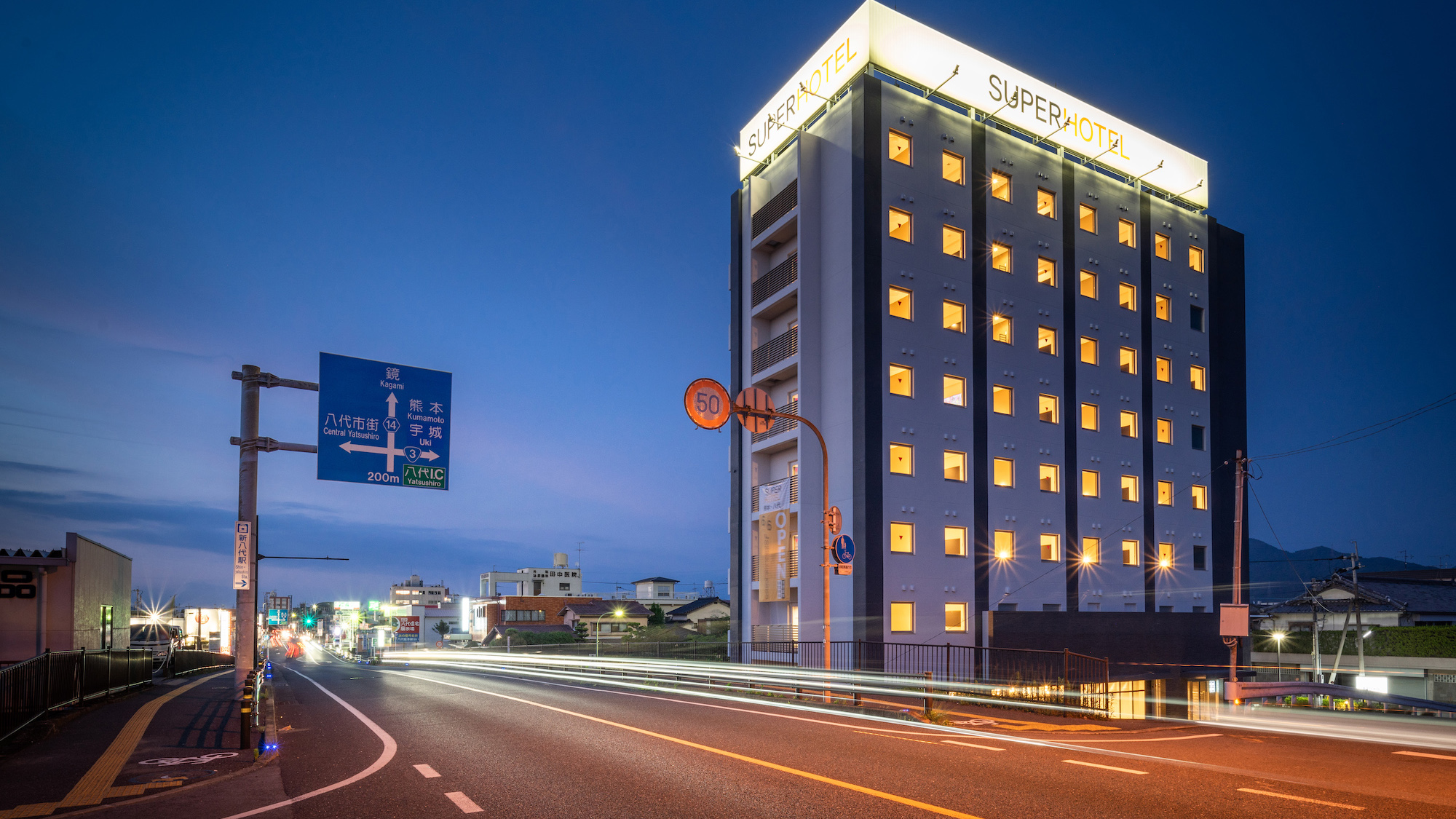 静かな夜に佇む、優しい光のランドマーク 