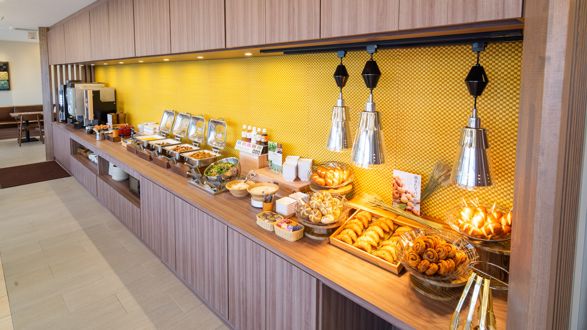 朝食時間（月～土）6:30～8:30（日・祝） 6:30～9:00　焼き立てパンが香るビュッフェ形式