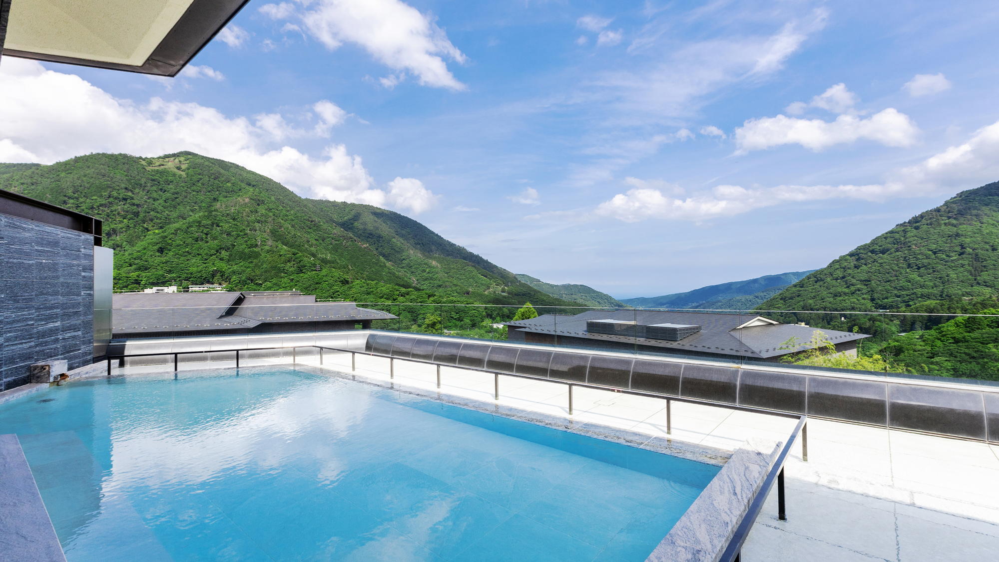 ◆展望露天風呂「蒼海」｜箱根連山と相模湾を借景にした壮大な見晴らしは、息をのむ美しさ。