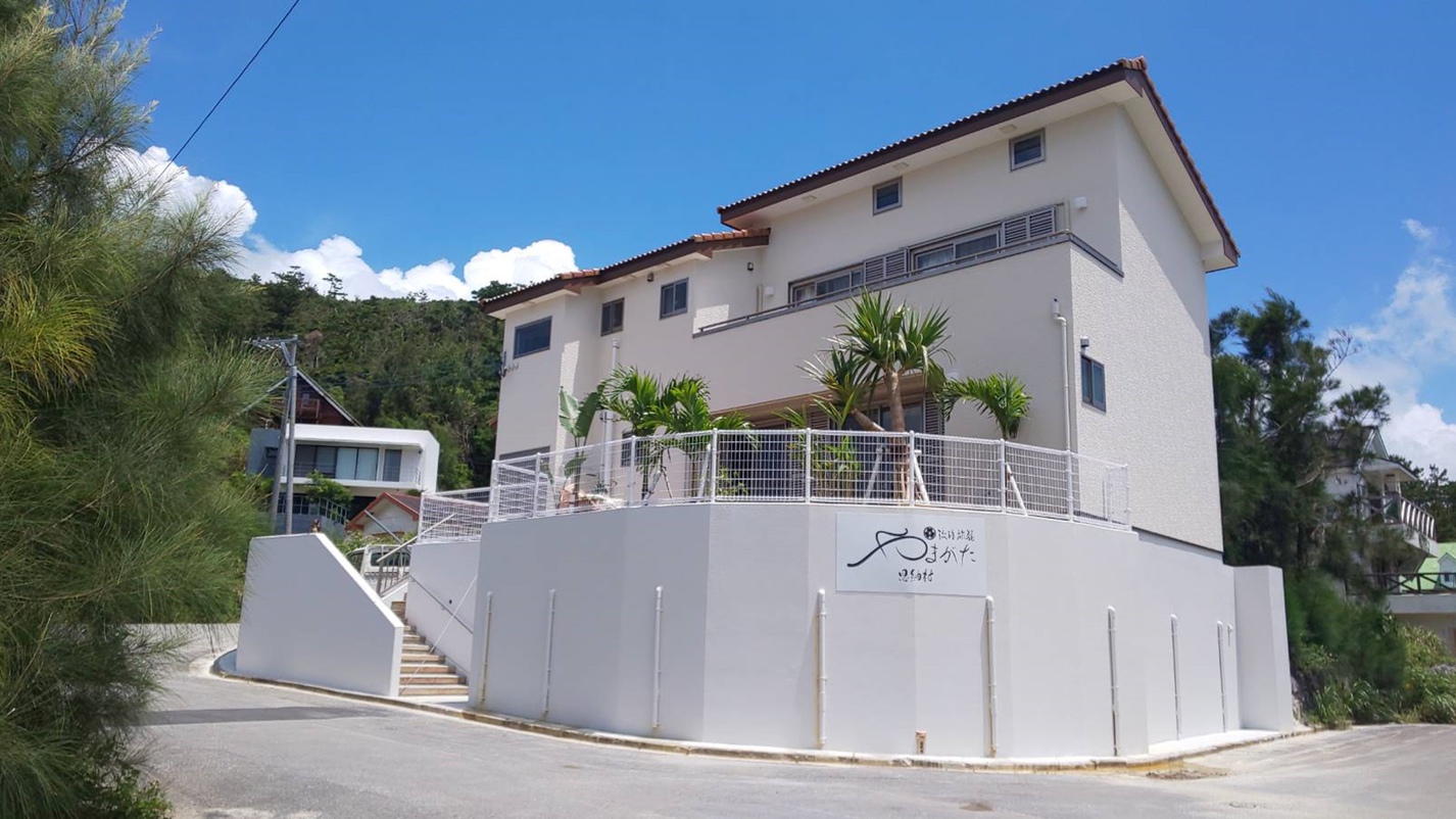 【1日1組限定】緑に囲まれた一棟貸切別荘で過ごすゆったりと開放的な沖縄時間　プライベートプール付