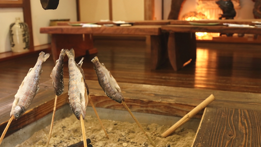 炭火でじっくりと焼いた川魚の塩焼きは絶品★※現在囲炉裏は使用できません