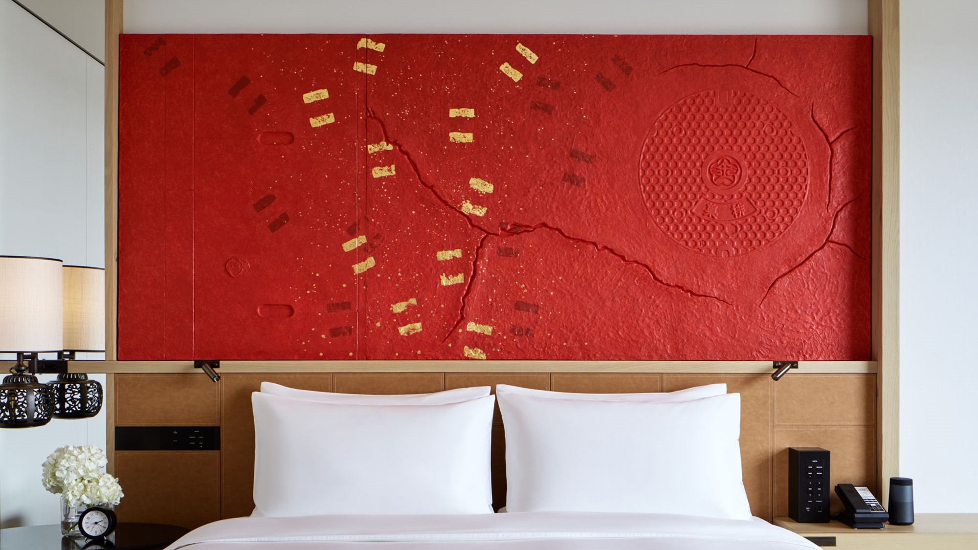 客室 赤ヘッドボード