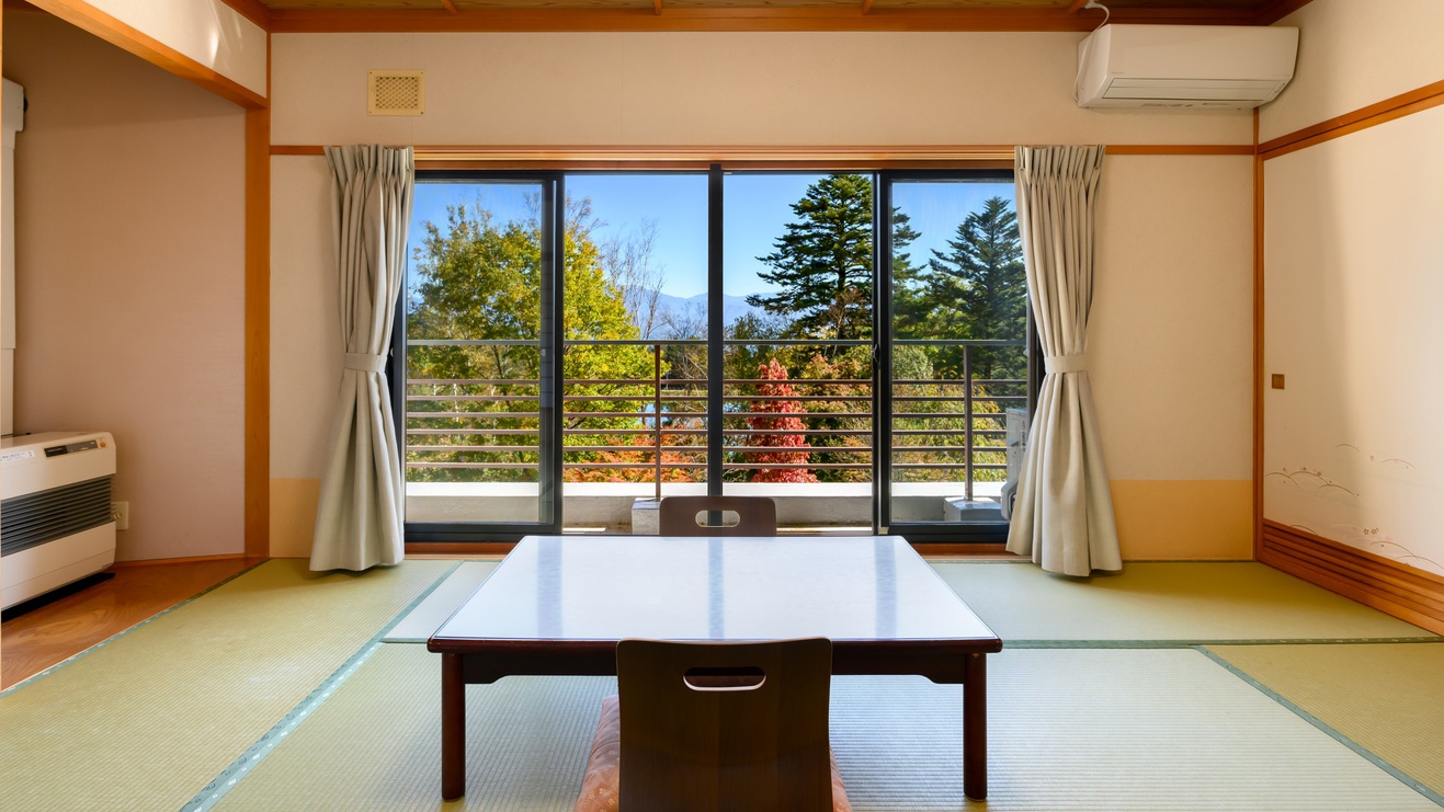 *【FORESTview湖畔側/和室10畳】秋頃の眺望一例、標高差のある駒ヶ根は長く紅葉を楽しめます