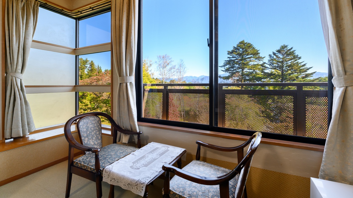 *【LAKE＆FORESTview湖畔側/和室8畳】森林と大沼湖をのぞむ広縁でゆっくりと