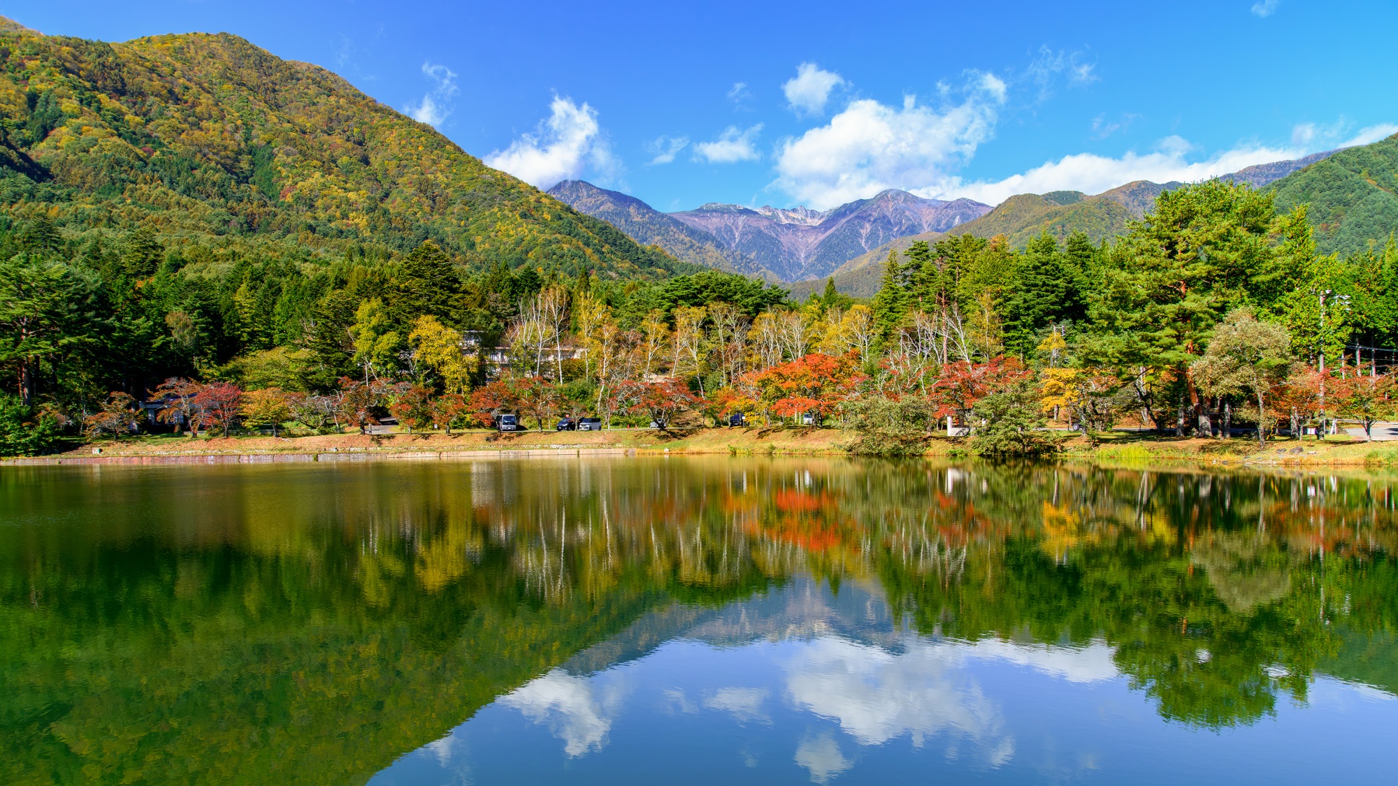 *【外観】紅葉に彩られるアルプス山麓・大沼湖のほとり。澄んだ空気と色づく景色に包まれ、思わず深呼吸