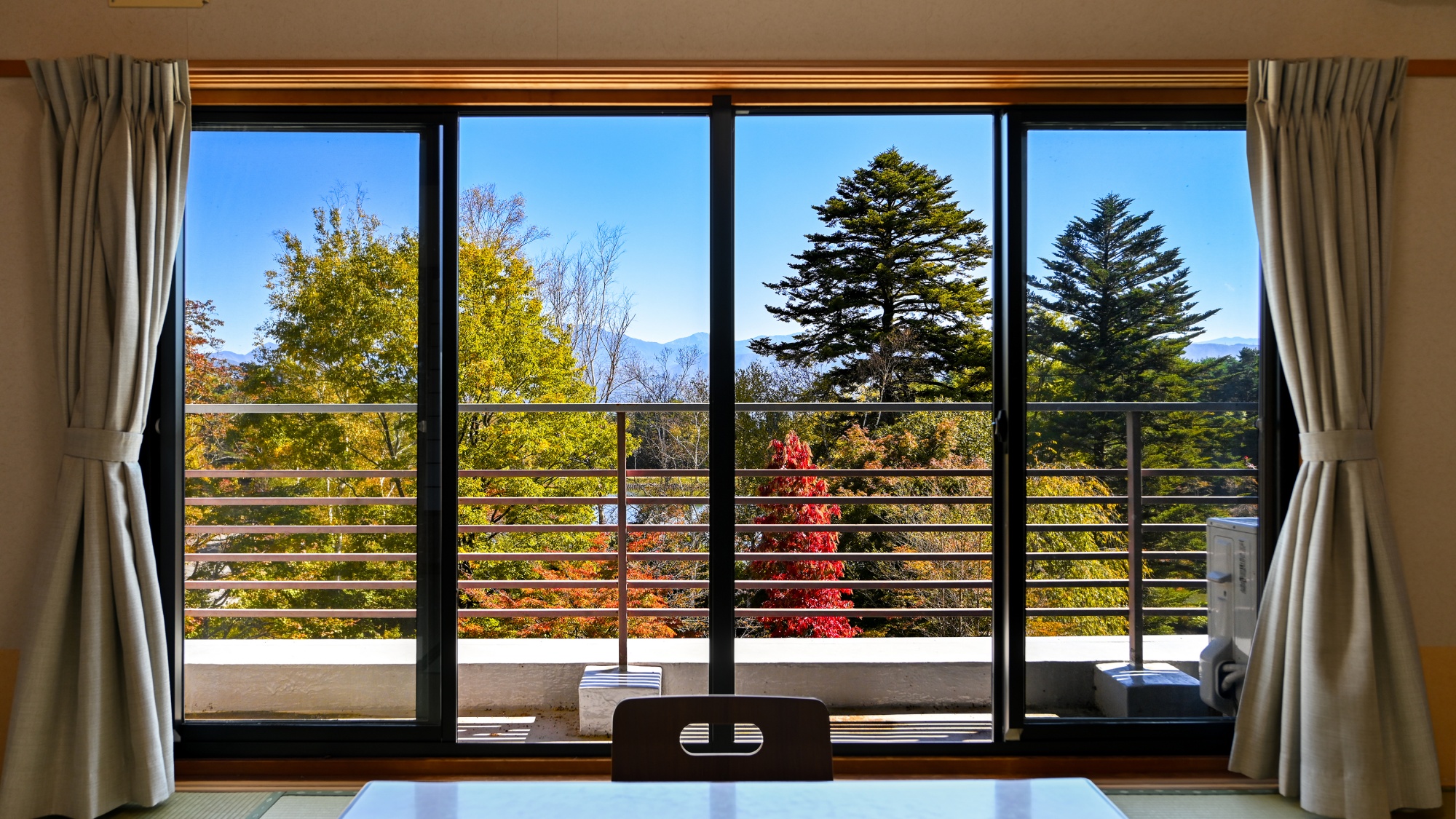 *【FORESTview湖畔側/和室10畳】駒ヶ根の秋は山頂から麓へ続く秋彩のリレー