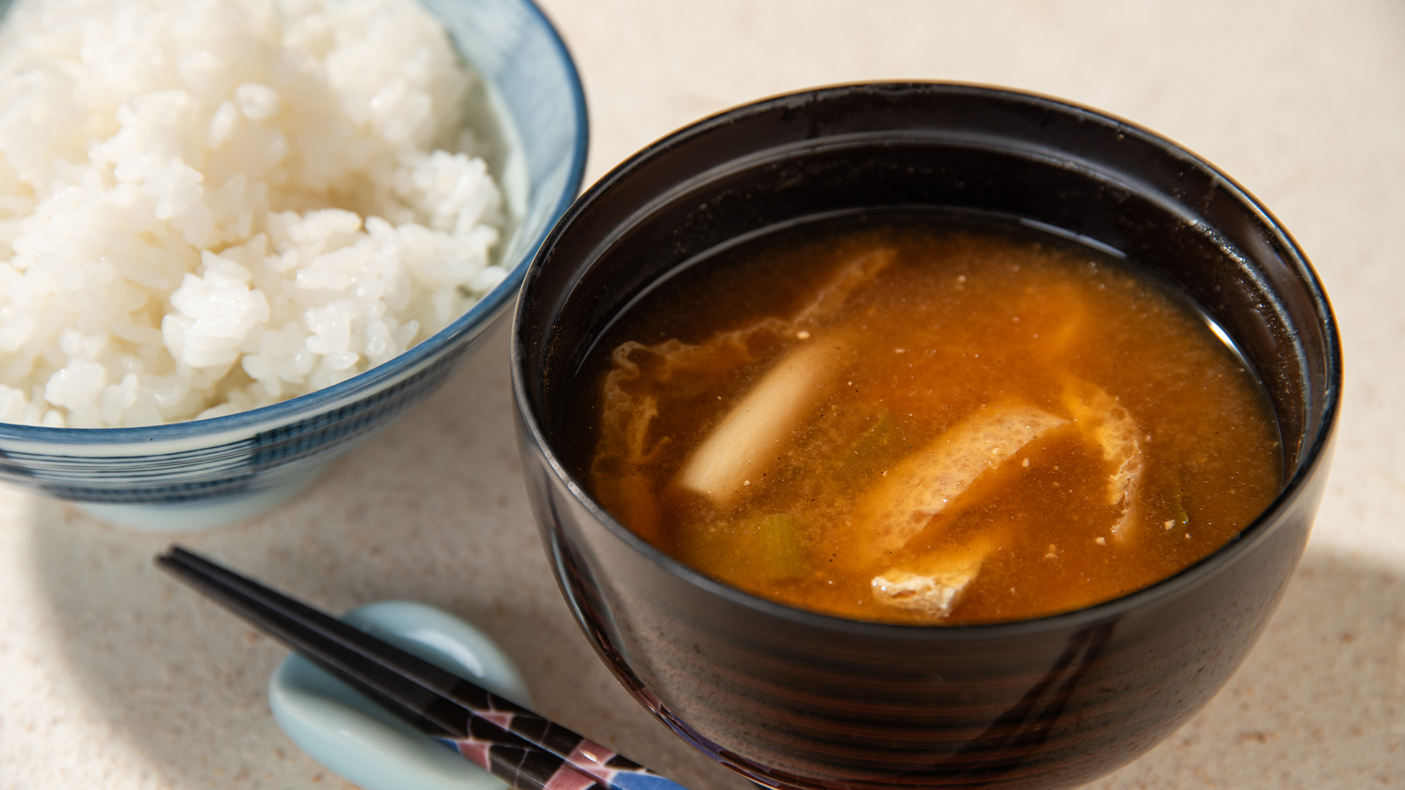 *【朝食一例】大久保醸造の有機味噌と丁寧に引いた出汁が織りなす、深い旨味のこだわりのお味噌汁です