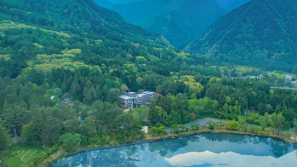 *【外観】アルプス山麓 大沼湖のほとりに佇むすずらん颯。大自然の中で澄んだ空気を胸いっぱいに深呼吸