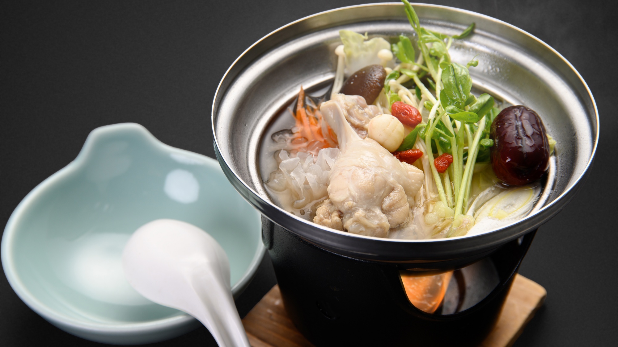 *【ご夕食一例】体を内側から温める薬膳鍋。心も体もほっとする一品