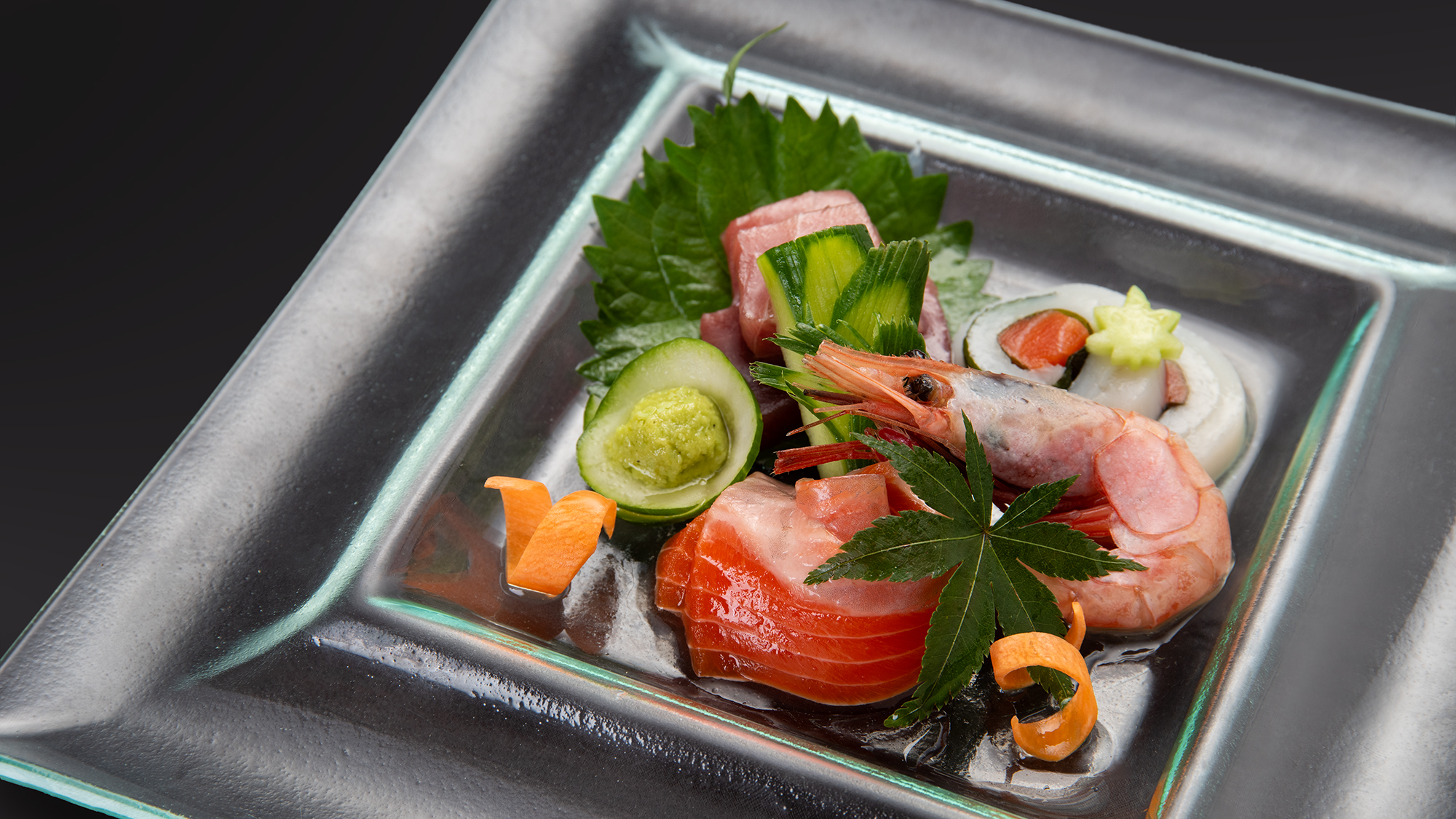 *【ご夕食一例】色鮮やかなお皿には、繊細な味わいの信州サーモン！目で楽み、舌で味わう一皿です