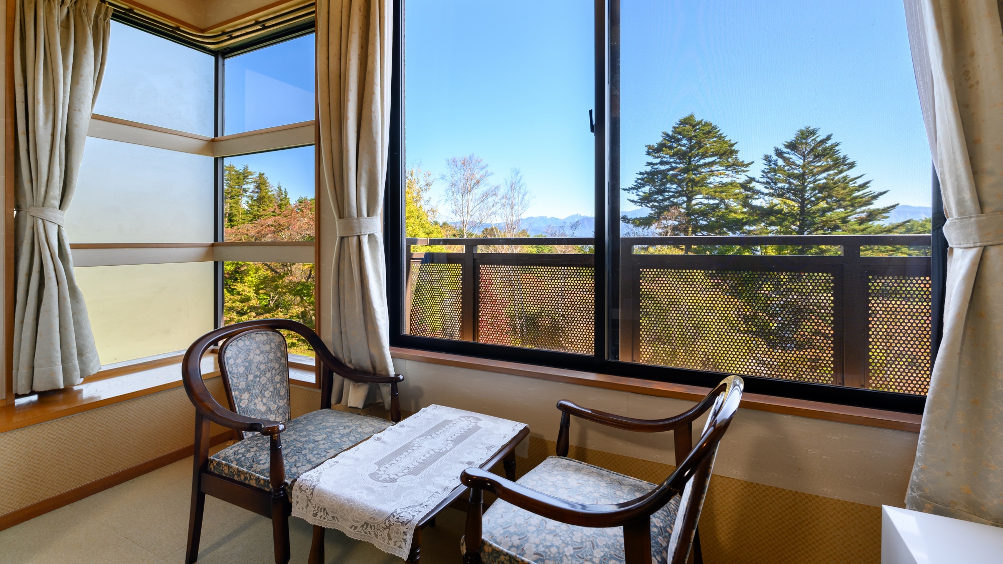 *【LAKE＆FORESTview湖畔側/和室8畳】森林と大沼湖をのぞむ広縁でゆっくりと