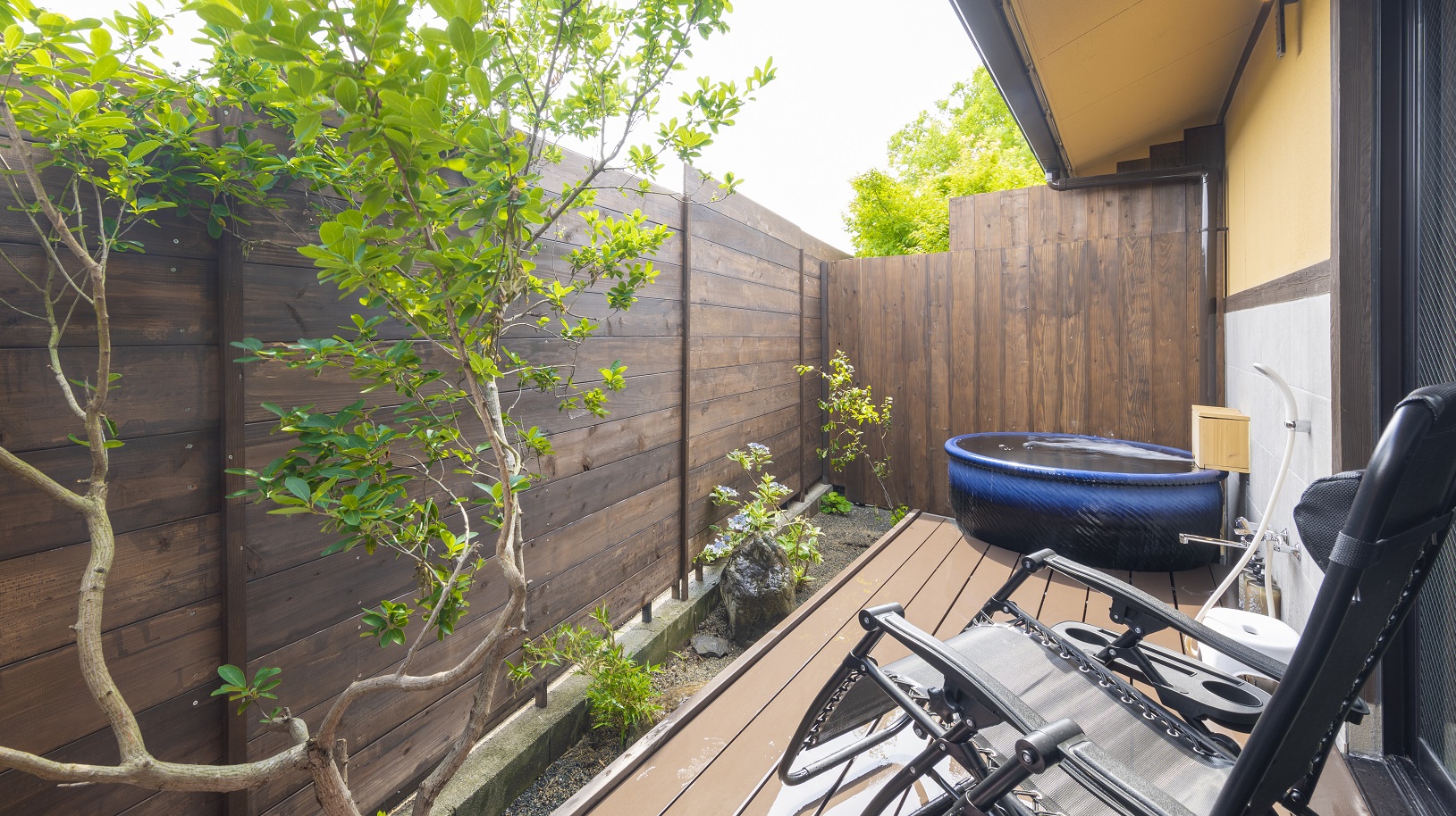 玉響の客室「若菜」のテラスと露天風呂