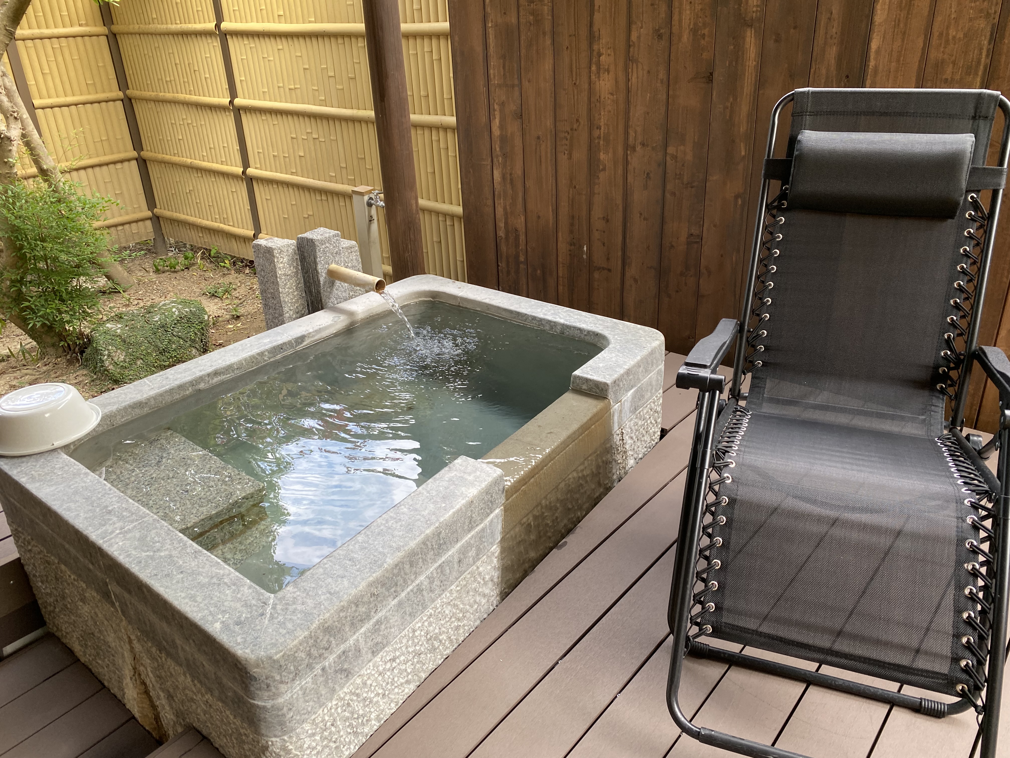 玉響の客室「華野」のテラスと露天風呂