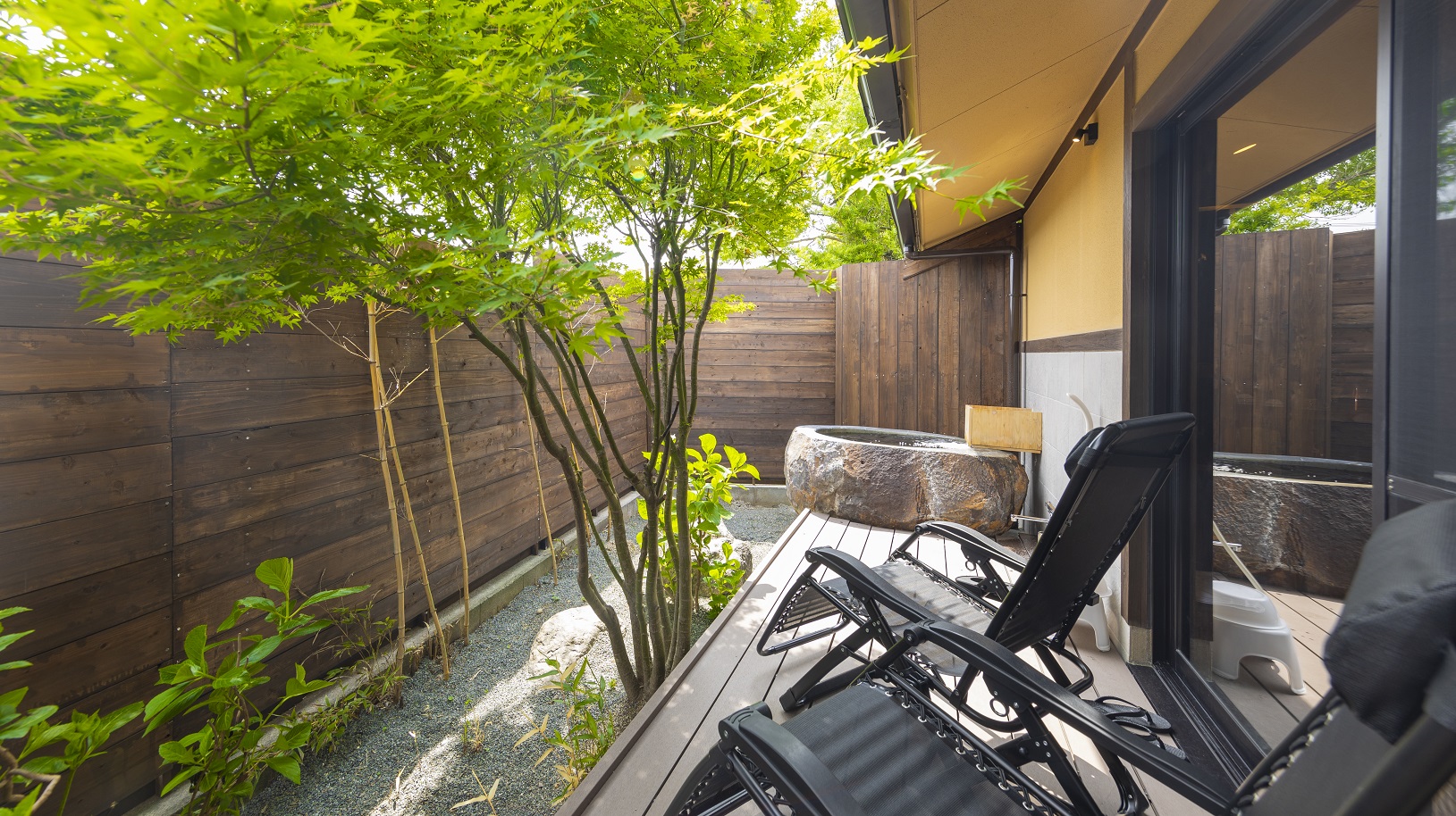 玉響の客室「羽衣」のテラスと露天風呂