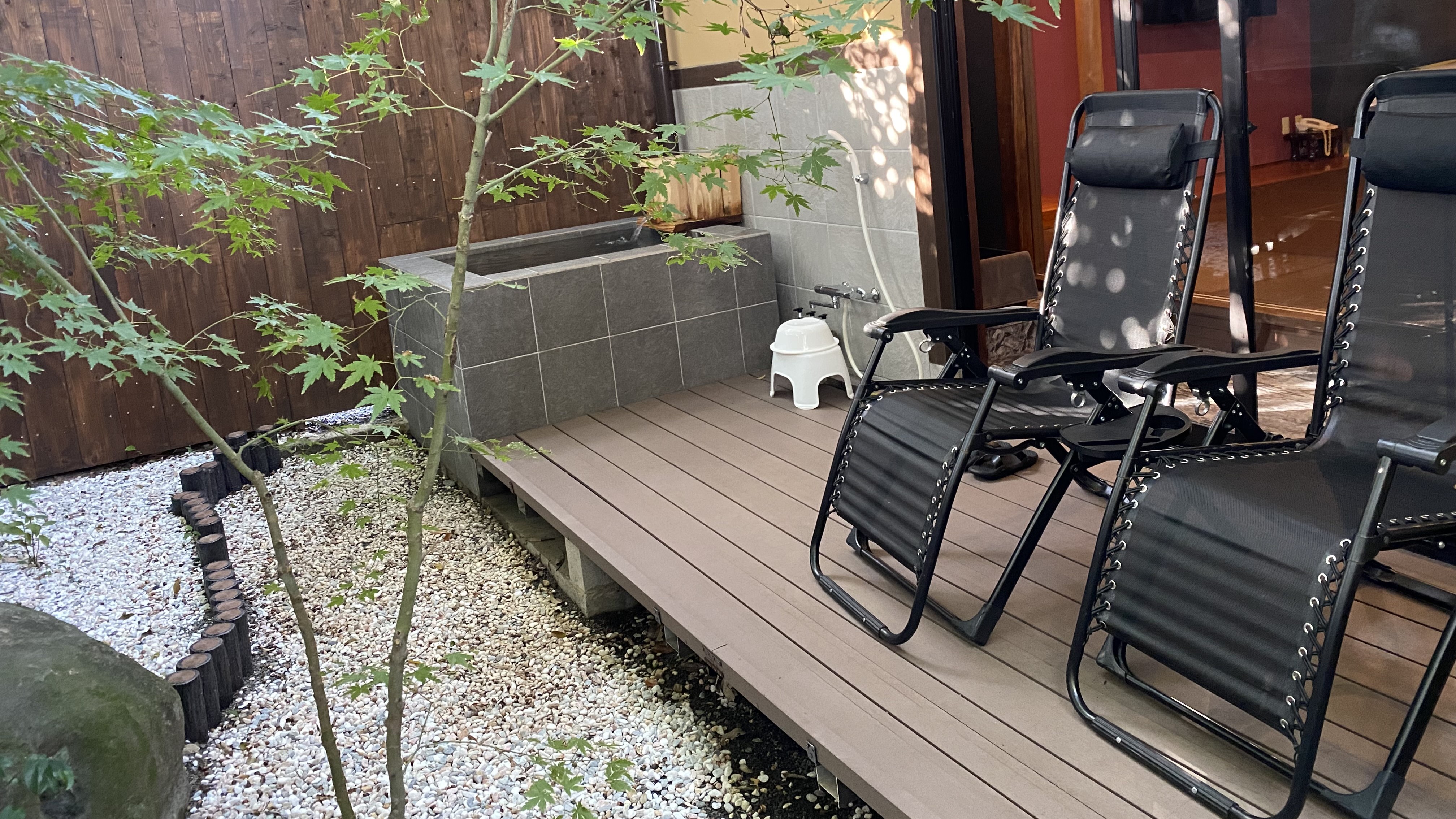 玉響の客室「花芳」のテラスと露天風呂