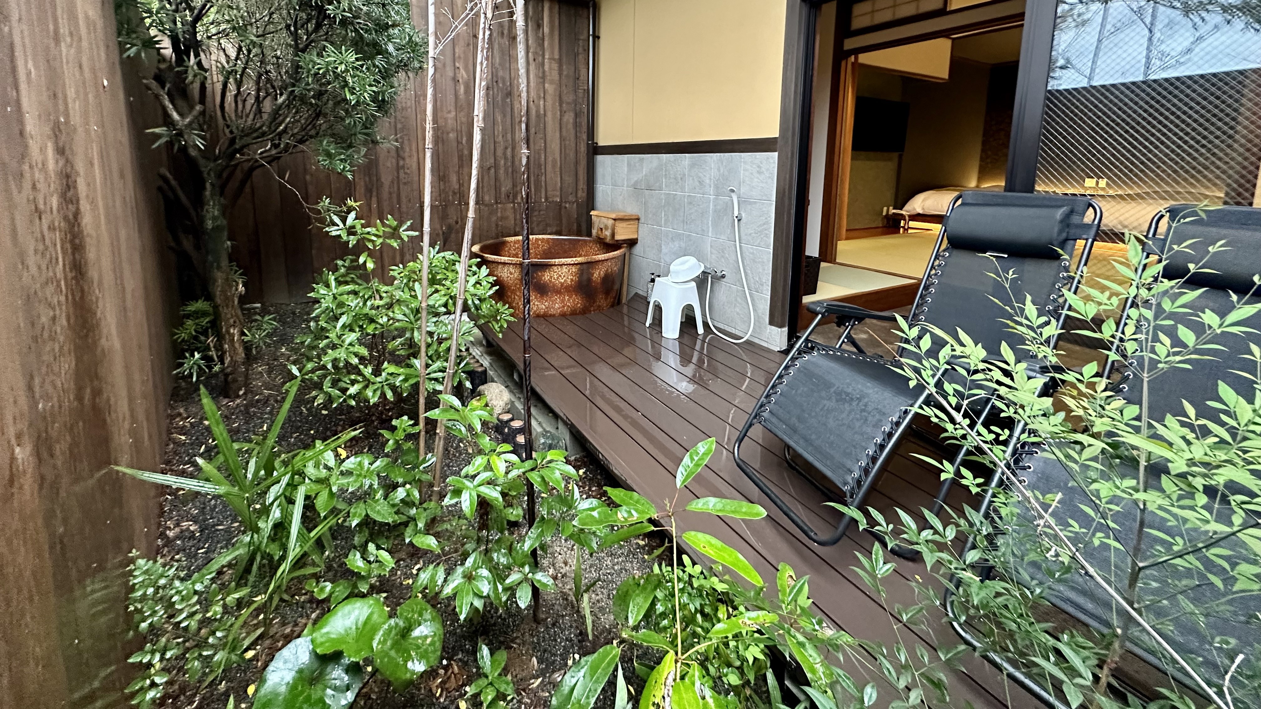 玉響の客室「紅梅」のテラスと露天風呂