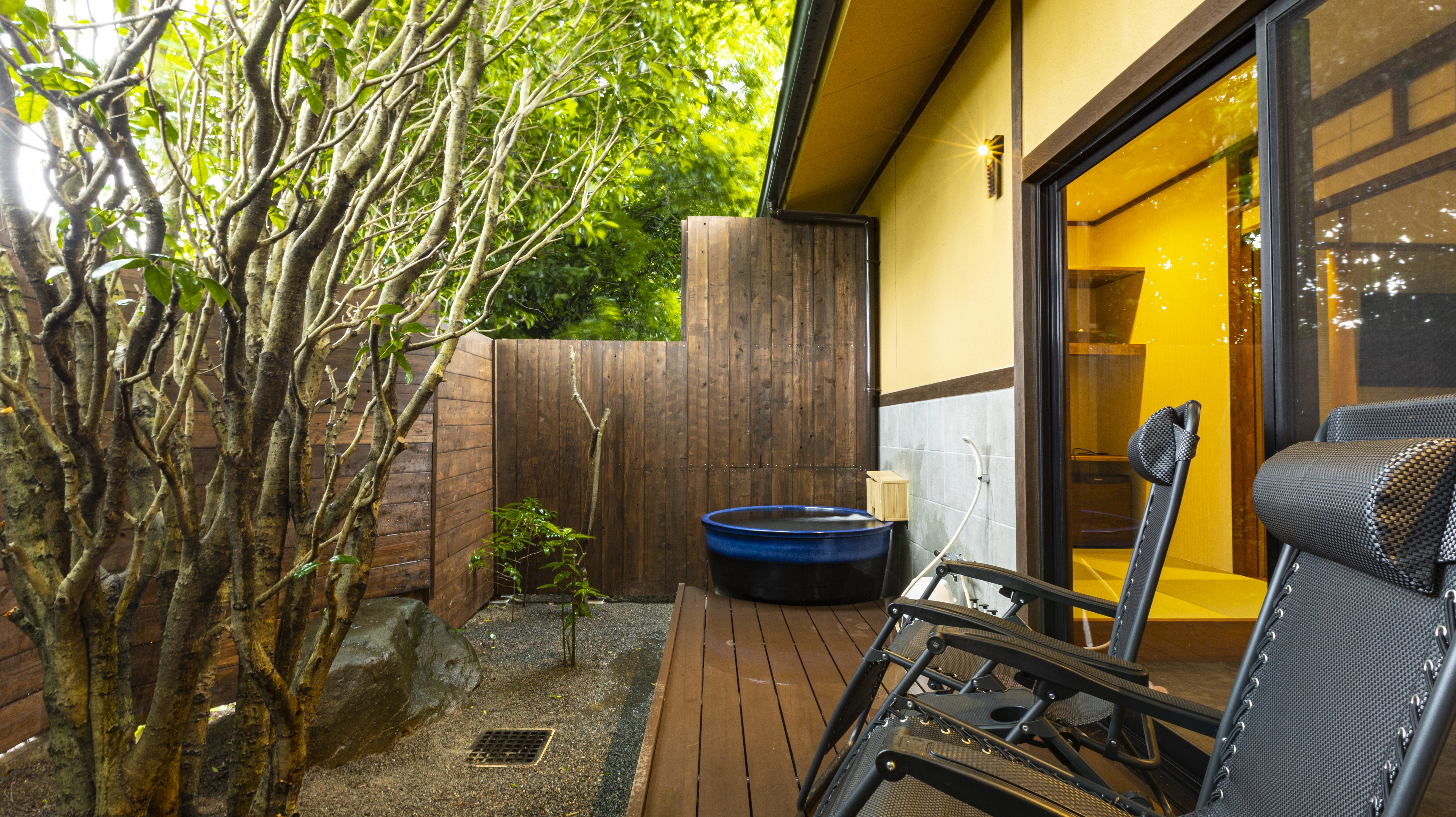 玉響の客室「茜」のテラスと露天風呂