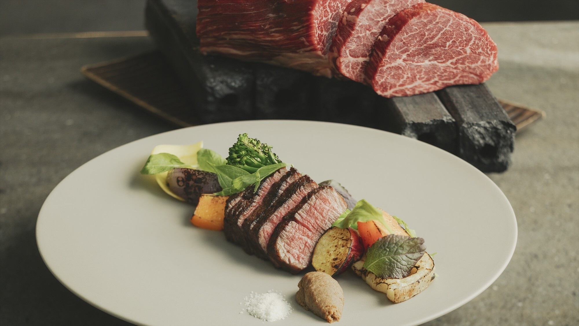 【お食事処／夕食一例】国産牛フィレ肉の炭火焼きを新鮮な野菜とともにご堪能ください。