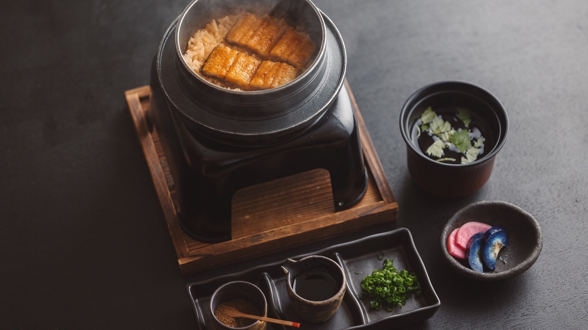 【お食事処／夕食一例】鰻羽釜ご飯は静岡産金芽米を使用しております。