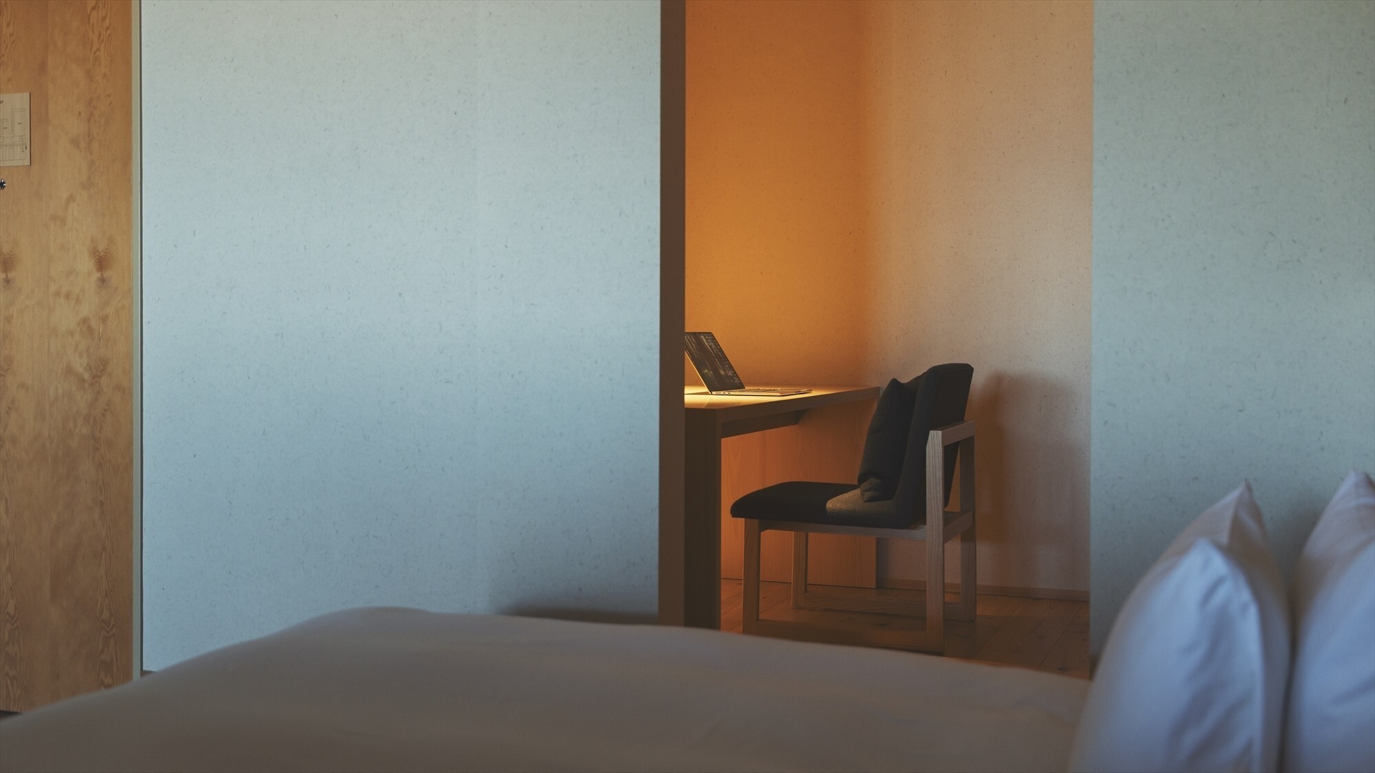 【プレミアムスイート】62㎡／ベッド幅1,200mm+ソファベッド　ベッドの隣りにデスクをご用意。