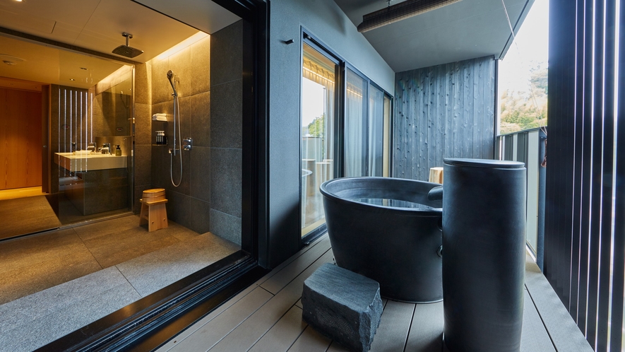 【プレミアムスイート】海側のツインルームで、露天風呂の温泉を備えております。