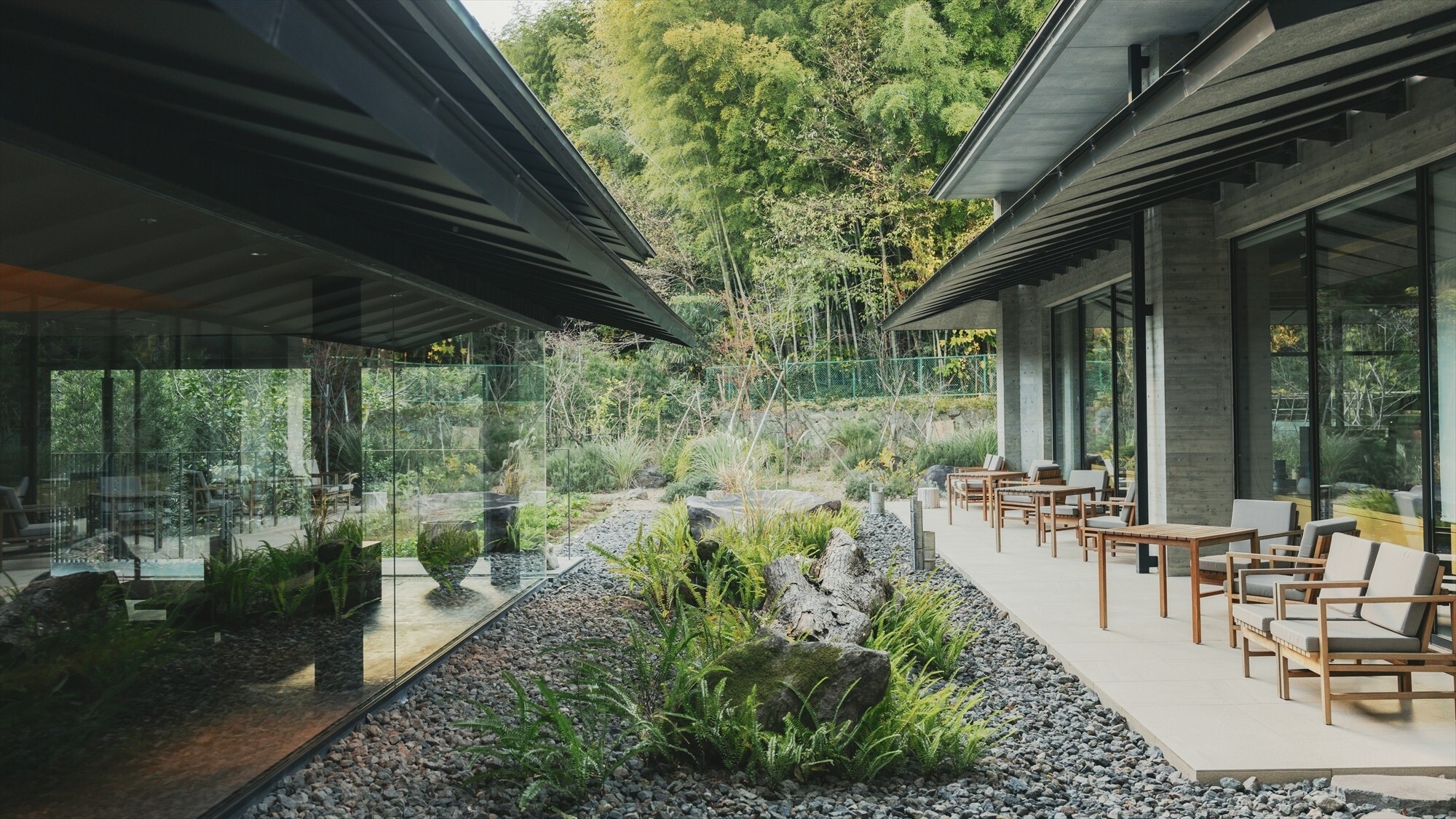 【中庭】館外・館内共に、自然由来の素材を多く使用しております。