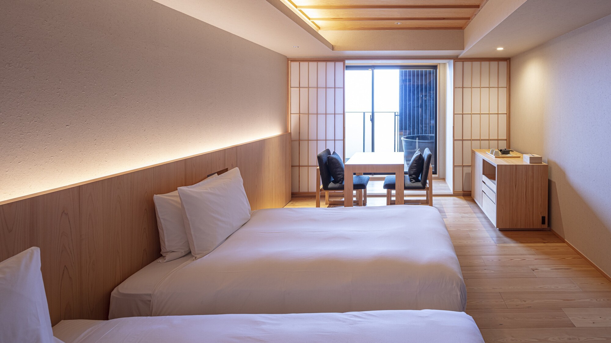 【ユニバーサルツイン】40㎡／ベッド幅1,200mm　どなたでも快適にお寛ぎいただけるお部屋です。