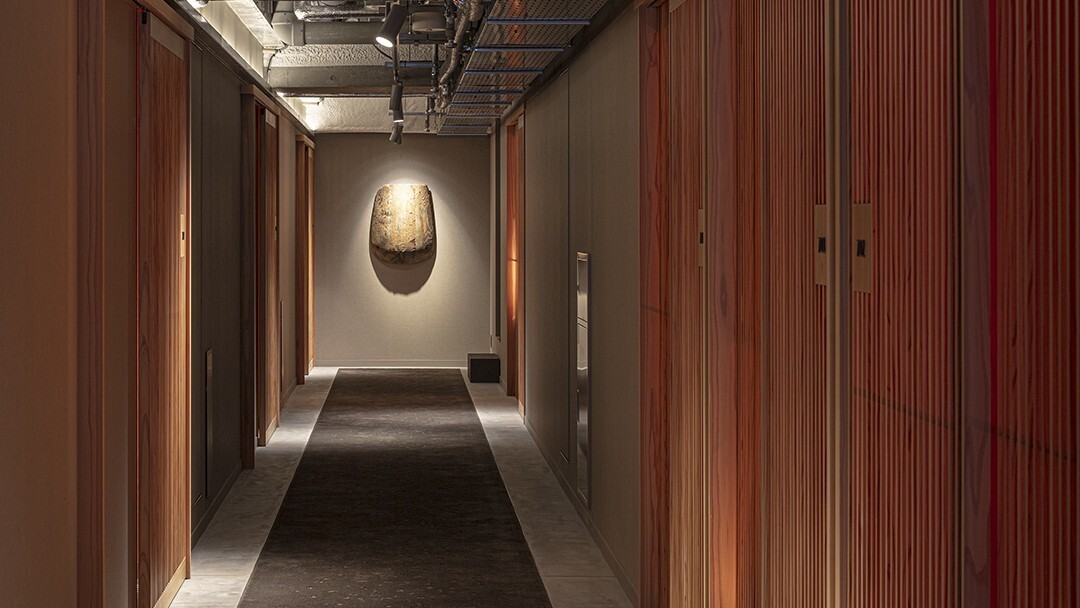 【客室廊下】廊下の先には自然素材をモチーフにしたアートワークが施されております。