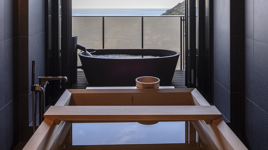 【SOKIスイート】半露天風呂と露天風呂の2つの浴槽を備えた贅沢な設えです。