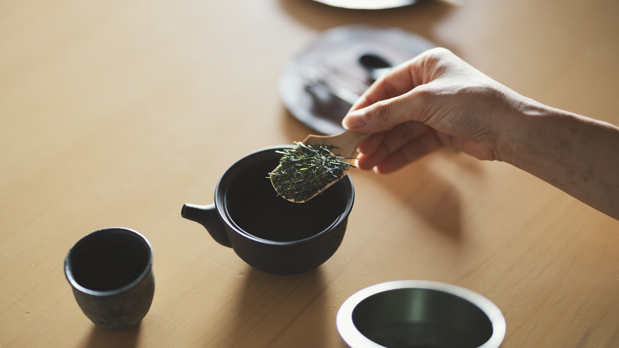 【茶寮】和漢茶のベースは、煎茶、玄米茶、和紅茶よりお選びいただけます。