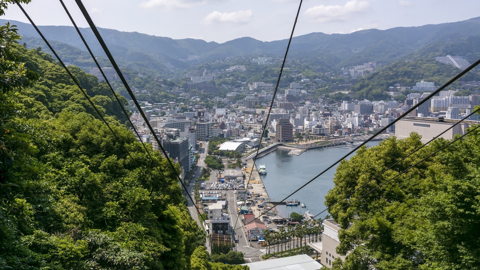 【周辺／アタミロープウェイ】熱海随一の展望台である八幡山山頂で、熱海の街を見渡していただけます。