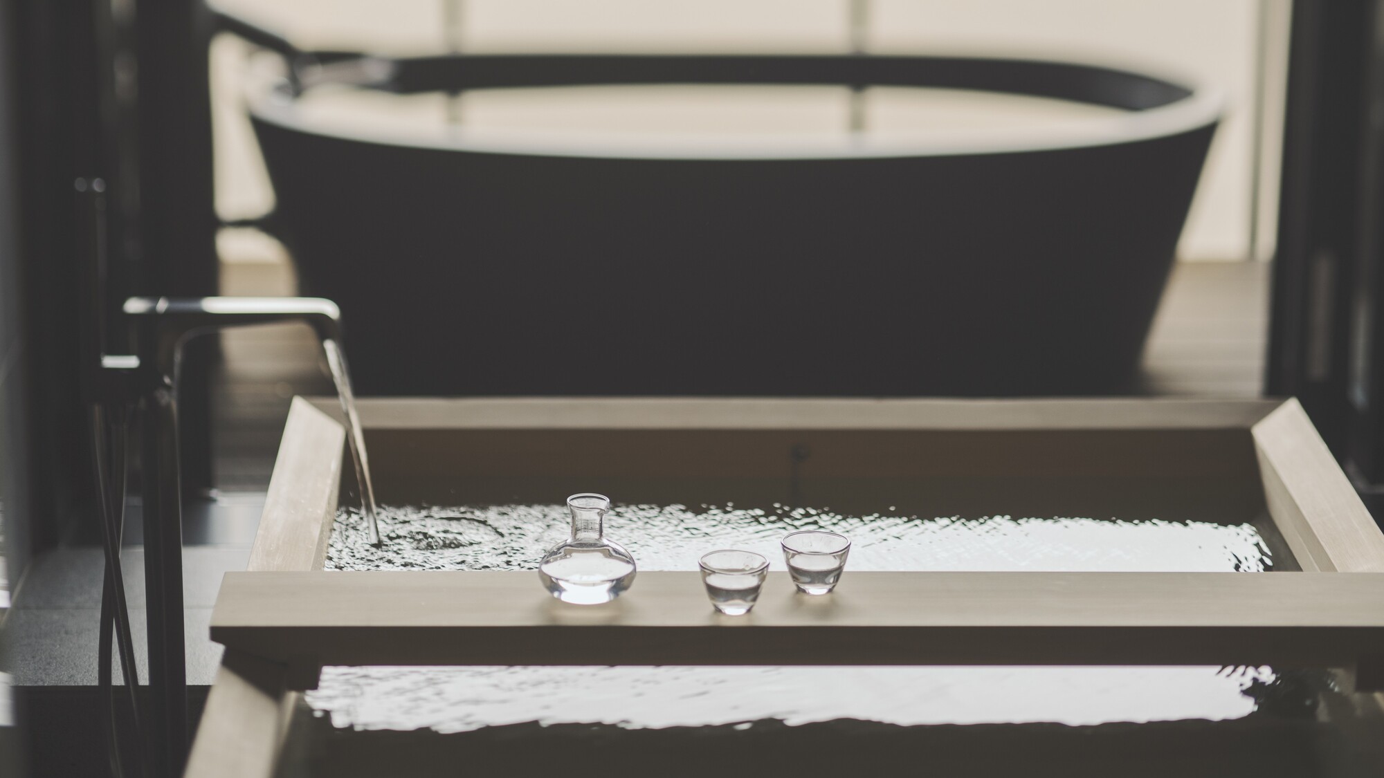 【SOKIスイート】66㎡／ベッド幅1,800mm　半露天風呂と露天風呂を備えた贅沢な設えです。