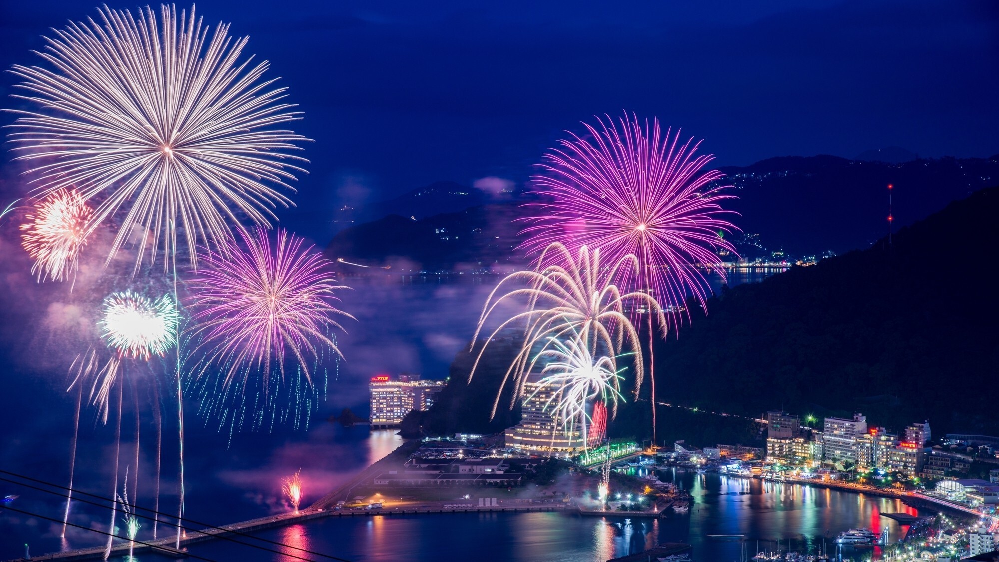 【周辺／熱海海上花火大会】夜空を彩る花火は、夏だけではなく年間を通してお楽しみいただけます。