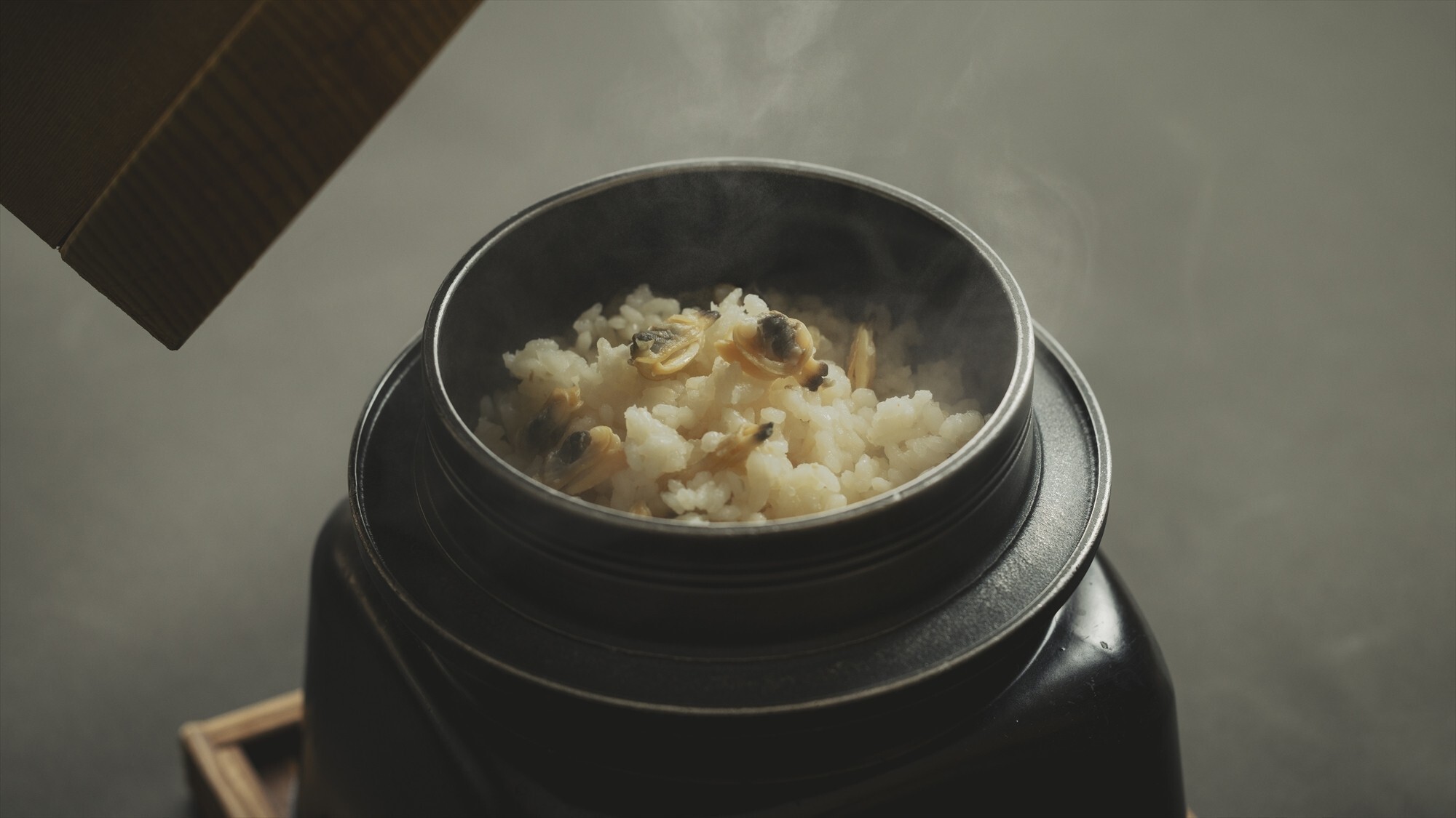 【お食事処／夕食一例】浅利とひじきの炊き込みご飯は静岡産金芽米を使用しております。