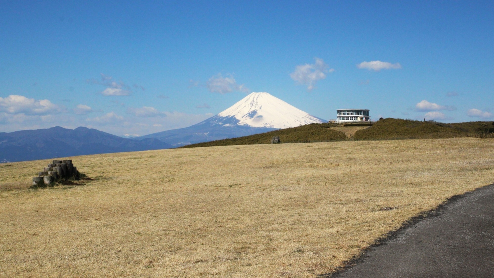 【周辺／十国峠】日金山の頂上からは、北に富士山、西に駿河湾、東に相模湾を望むことができます。