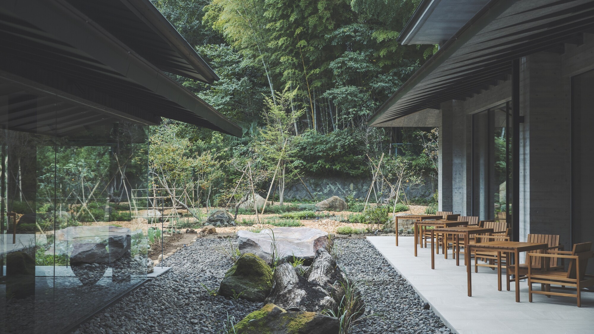【中庭】日本の三大銘石のひとつである本小松石を配しております。