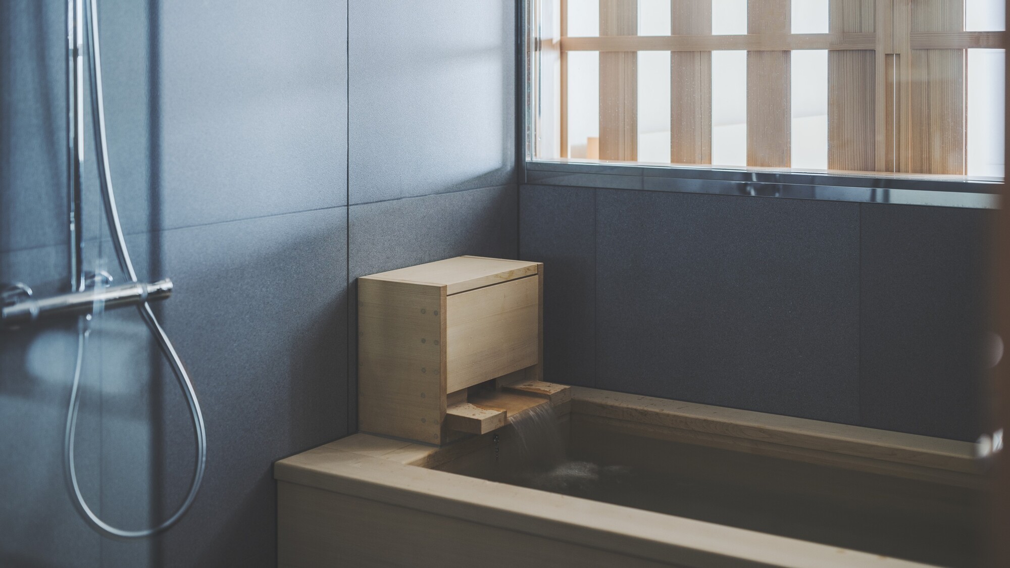 【スタンダードツイン】40㎡／ベッド幅1,200mm　ヒバの四角いお風呂を備えております。