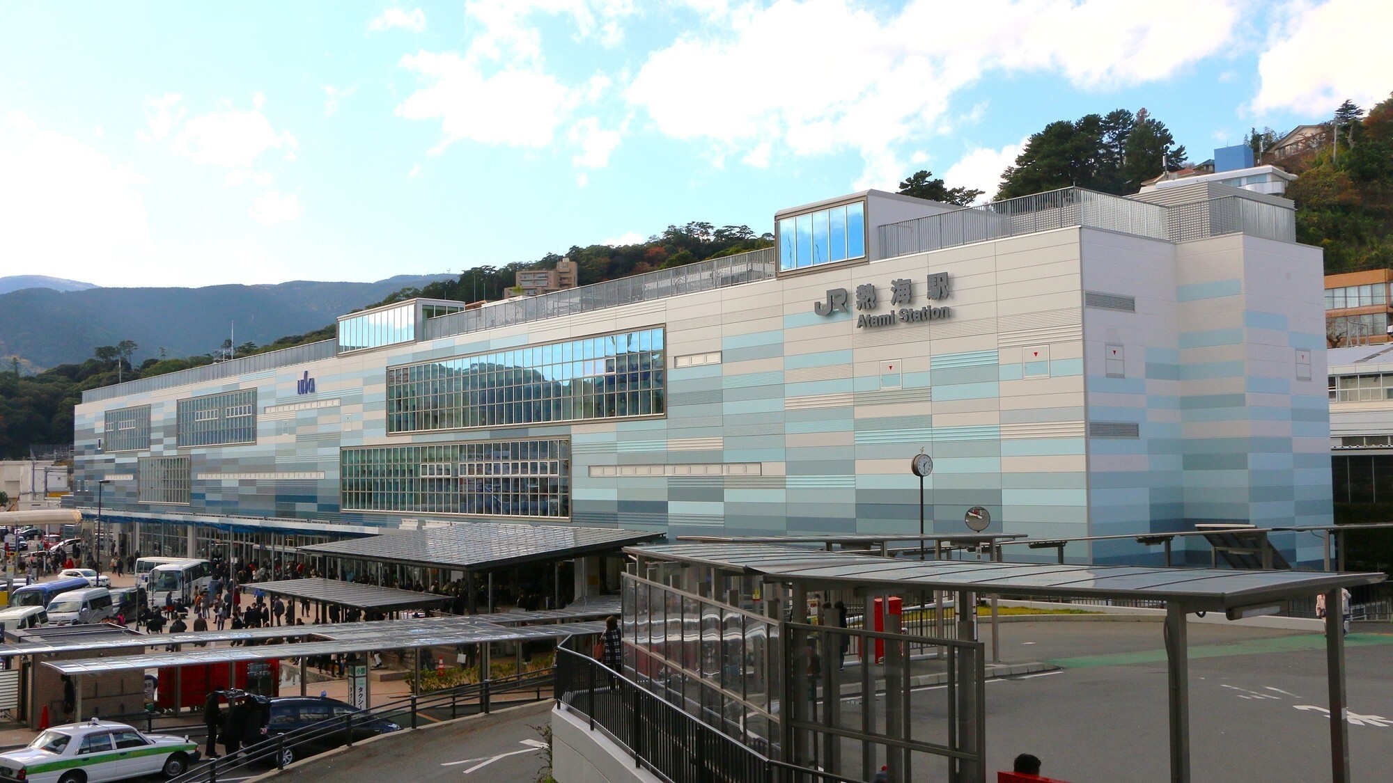 【周辺／熱海駅】駅前にある平和通りと仲見世の2つの商店街で、まち歩きをお楽しみいただけます。