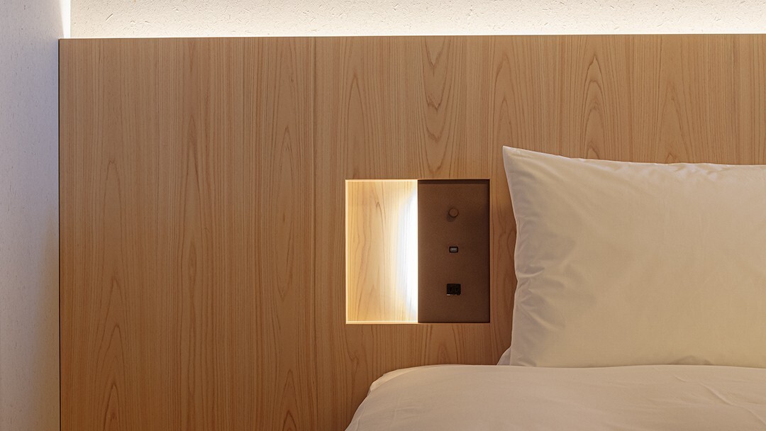 【ユニバーサルツイン】40㎡／ベッド幅1,200mm　柔らかな灯りが安らぎの空間を演出。