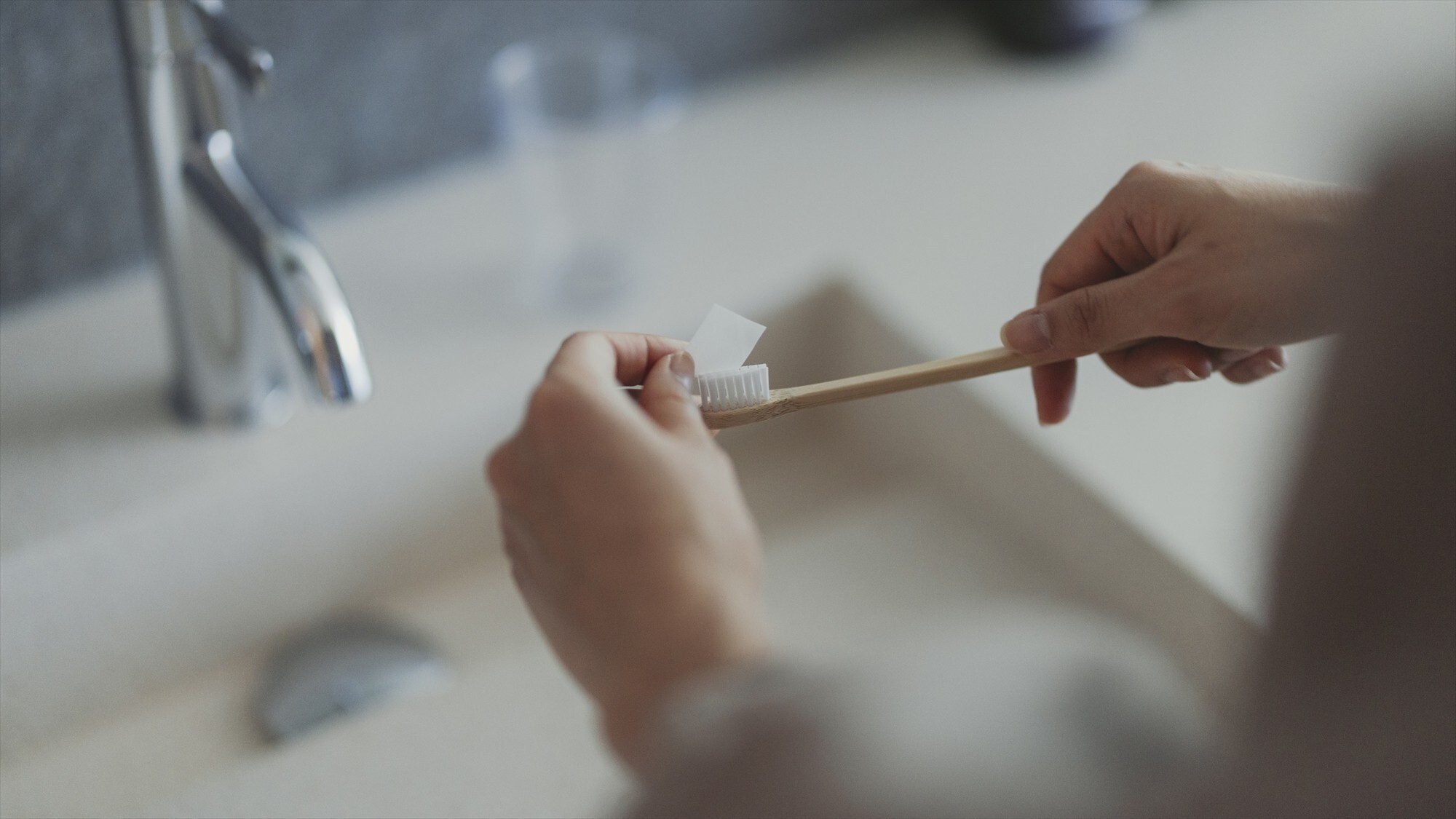 【客室アメニティ】ペーパー状の歯磨き粉は、プラスチック削減にも繋がっております。